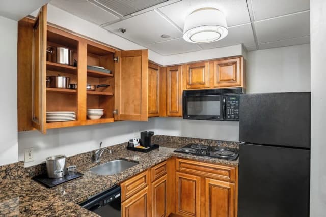 ダブルツリー バイ ヒルトン ヒューストン メディカル センター ホテル & スイーツ-スイート 1 ベッドルーム キッチン-6