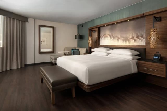 西雅圖西塔機場萬豪飯店-Concierge Room, 客房, 1 張特大雙人床-1