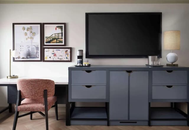 Sonesta Los Angeles Airport LAX-Deluxe Room, 1 King Bed, Accessible (Mobility/Hearing Roll in Shower)-3