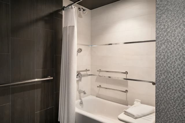 ザ クランシー、オートグラフ コレクション-ルーム クイーンベッド 2 台 (Mobility/Hearing Accessible, Tub)-4