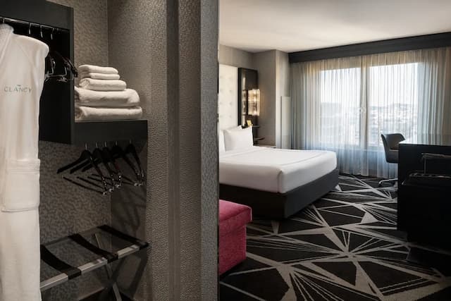 ザ クランシー、オートグラフ コレクション-ルーム キングベッド 1 台 (Mobility Accessible, Transfer Shower)-1