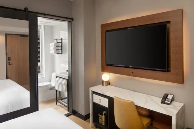 Hotel Indigo - NYC Downtown - Wall Street, an IHG Hotel-尊榮客房, 1 張加大雙人床, 無障礙 (Mobility, Transfer Shower)-1