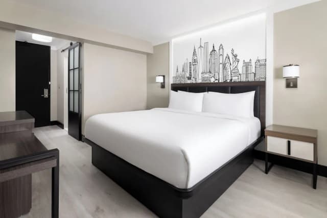 The Manhattan at Times Square Hotel-Premium Room, 1 King Bed, Roll-in Shower (Mobility)-4