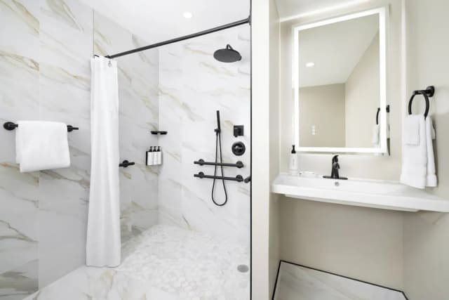 The Manhattan at Times Square Hotel-Premium Room, 1 King Bed, Roll-in Shower (Mobility)-8