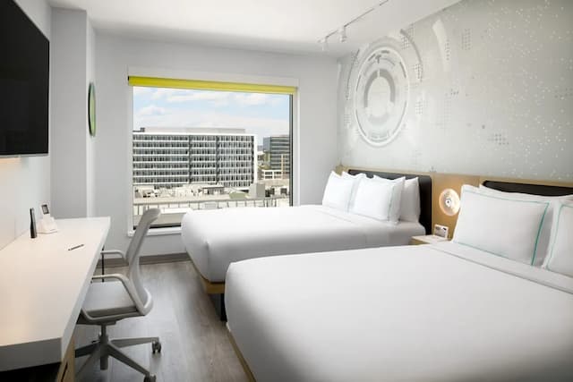 西雅圖 Astra 飯店, 萬豪 A Tribute Portfolio 飯店, South Lake Union-客房, 2 張加大雙人床 (Mobility/Hearing Access, Roll-In Shwr)-1