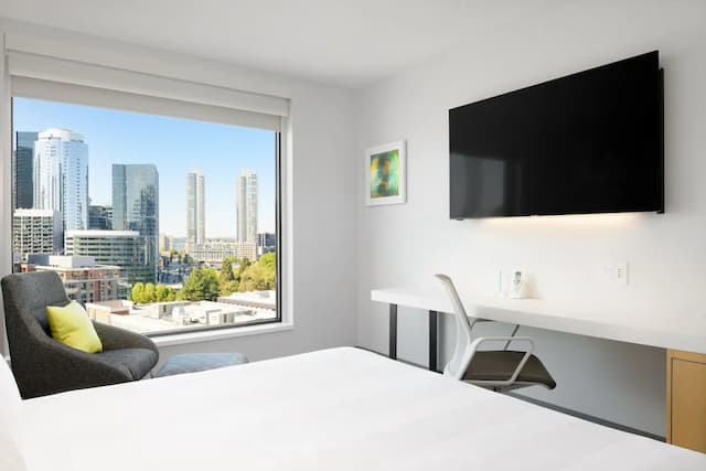 西雅圖 Astra 飯店, 萬豪 A Tribute Portfolio 飯店, South Lake Union-客房, 1 張特大雙人床 (Mobility Accessible, Tub)-2