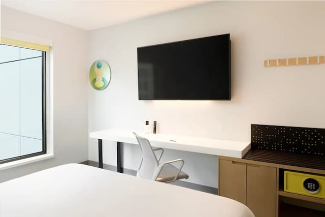 西雅圖 Astra 飯店, 萬豪 A Tribute Portfolio 飯店, South Lake Union-客房, 1 張特大雙人床 (Mobility Accessible, Roll-In Shower)-4