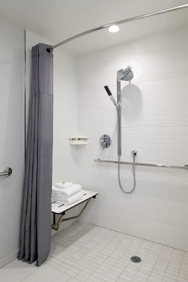 西雅圖 Astra 飯店, 萬豪 A Tribute Portfolio 飯店, South Lake Union-客房, 1 張特大雙人床 (Mobility Accessible, Roll-In Shower)-7