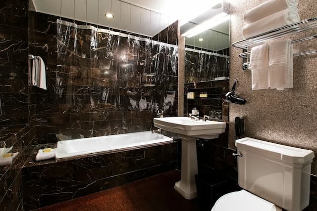 City Club Hotel-Luxury Room, 1 Queen Bed-4