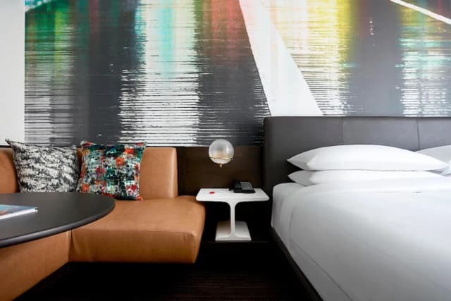 紐約布魯克林橋萬豪酒店-客房, 1 張特大雙人床 (Mobility Accessible, Roll-In Shower)-1