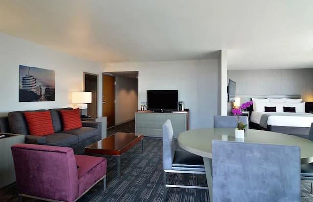 洛伊斯好萊塢飯店-套房, 1 張特大雙人床, 邊間 (Corner Suite)-1