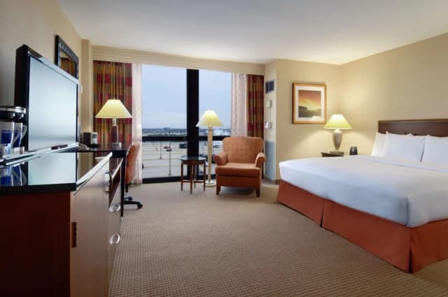 Hilton Chicago O'Hare Airport-Room, 1 King Bed, Accessible-4