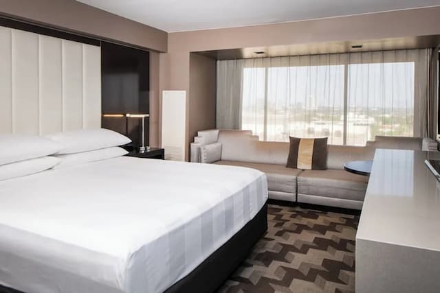 Beverly Hills Marriott-客房, 1 张特大床 (Mobility/Hearing Accessible, Tub)-1