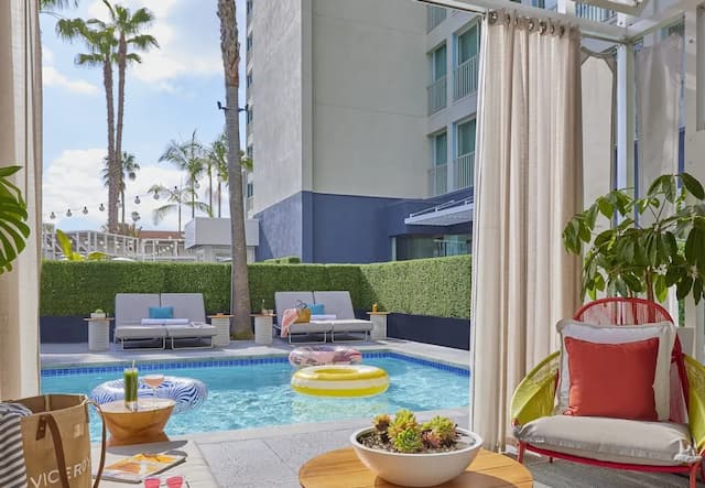 聖莫尼卡總督酒店-客房, 1 張特大雙人床, 泳池景-2