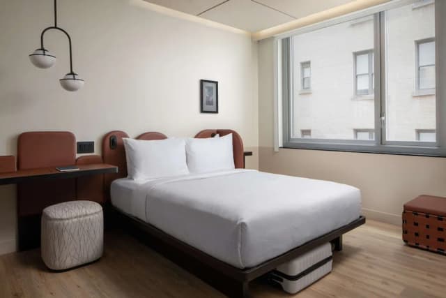モット バイ ヒルトン ニューヨーク シティ タイムズ スクエア-1 Queen Bed Accessible, Roll In Shower, Hearing Impaired-1