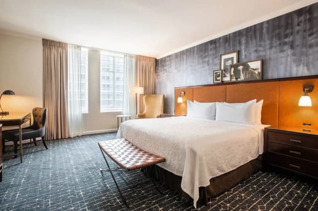 休斯頓木槿 Tribute Portfolio 飯店-客房, 1 張特大雙人床-1