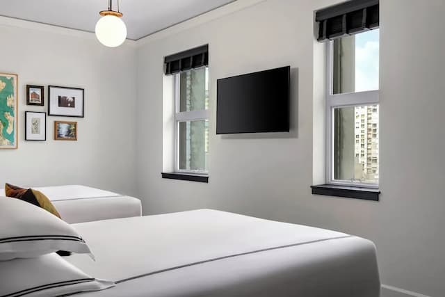 Kimpton Palladian Hotel by IHG-客房, 2 张大床, 无障碍浴缸 (Mobility)-3