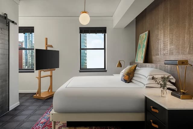 Kimpton Palladian Hotel by IHG-客房, 1 张特大床, 转角 (Spa)-1