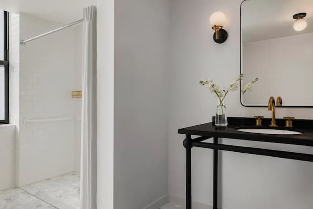 Kimpton Palladian Hotel by IHG-尊荣客房, 1 张特大床, 无障碍浴缸 (Mobility, Roll-In Shower)-2