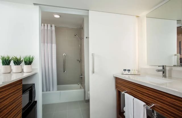 グランド ナニロア ホテル ヒロ - ダブルツリー バイ ヒルトン-ルーム クイーンベッド 1 台 ラナイ オーシャンフロント (Mobility & Hearing, Bathtub)-5