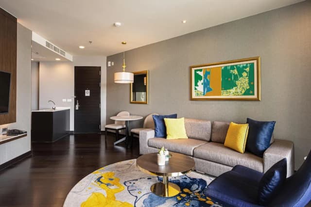 Chatrium Hotel Riverside Bangkok-One Bedroom Club Suite King City View-2