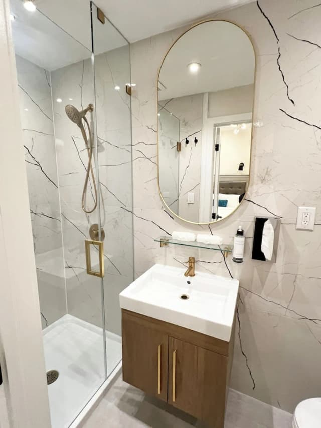 토론토 룸 앤드 스위트-Luxury Room, 1 Queen Bed, Non Smoking (Newly Renovated)-1