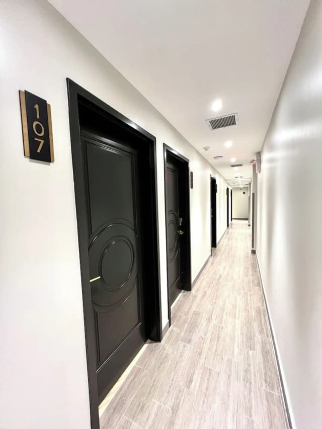 토론토 룸 앤드 스위트-Luxury Room, 1 Queen Bed, Non Smoking (Newly Renovated)-2