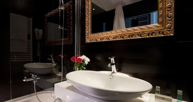 c-hotels Fiume-Spacious Triple Room-11