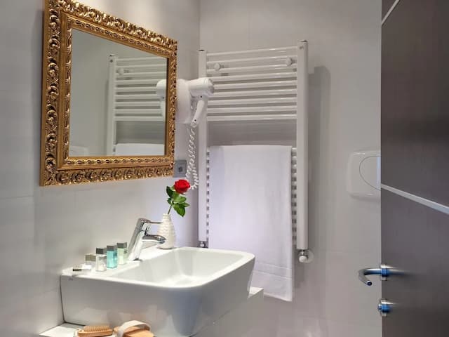 c-hotels Fiume-Spacious Triple Room-8