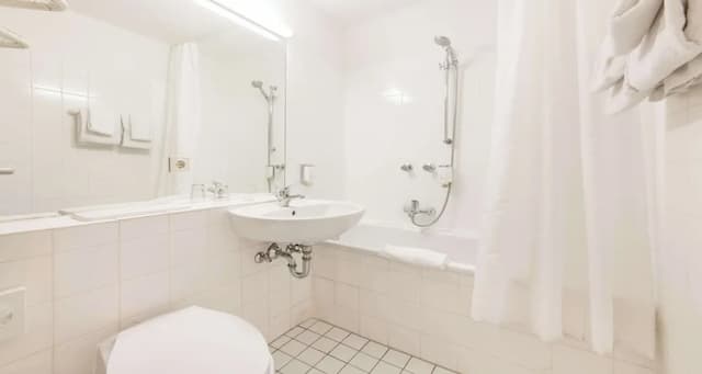 Sure Hotel by Best Western Muenchen Hauptbahnhof-Family Room, Multiple Beds, Bathtub (Cozy Sitting Corner)-4