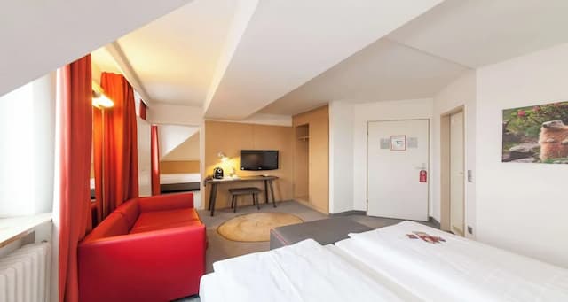 Sure Hotel by Best Western Muenchen Hauptbahnhof-Family Room, Multiple Beds, Bathtub (Cozy Sitting Corner)-1