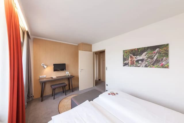 Sure Hotel by Best Western Muenchen Hauptbahnhof-Family Room, Multiple Beds, Bathtub (Cozy Sitting Corner)-2