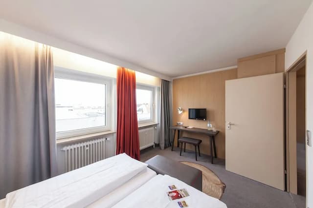 Sure Hotel by Best Western Muenchen Hauptbahnhof-Family Room, Multiple Beds, Bathtub (Cozy Sitting Corner)-3
