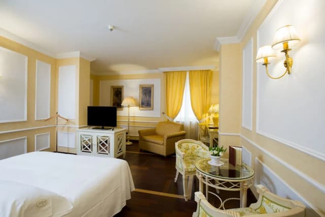 팔라초 알라바르디에리-쿼드룸-3