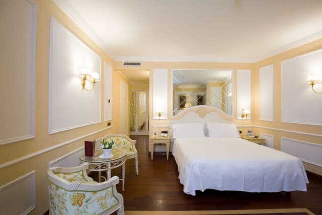 팔라초 알라바르디에리-쿼드룸-1