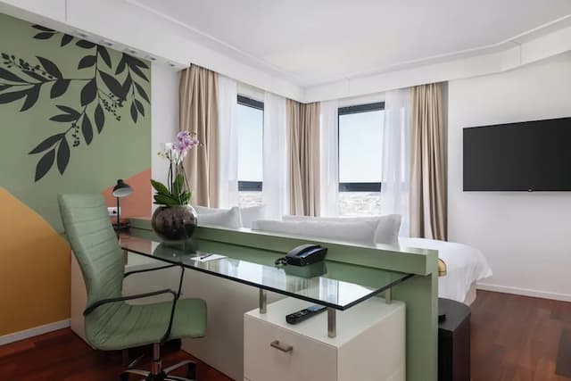 DoubleTree by Hilton Florence Metropole-Deluxe Room, 1 King Bed, City View-3