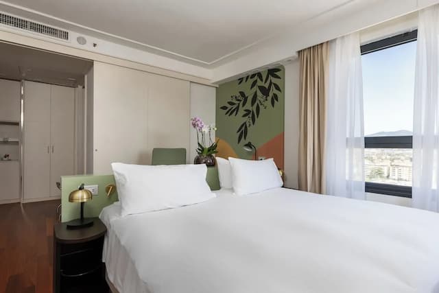 DoubleTree by Hilton Florence Metropole-Deluxe Room, 1 King Bed, City View-1