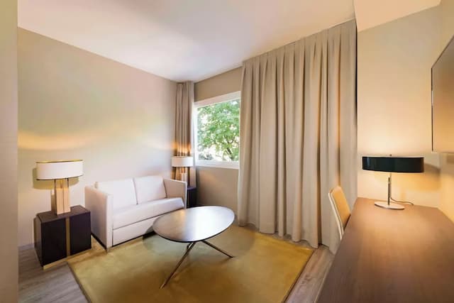 NH Collection Madrid Suecia-小型套房 (Extra Bed 2 adults + 1 child)-9