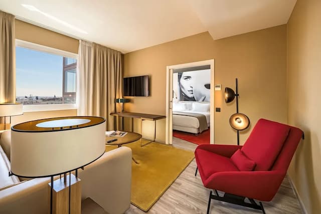 NH Collection Madrid Suecia-小型套房 (Extra Bed 2 adults + 1 child)-1