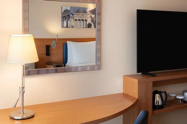 Hampton by Hilton Berlin City West-Room, 1 Queen Bed with Sofa bed-3