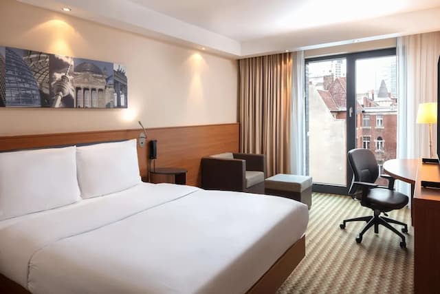 Hampton by Hilton Berlin City West-Room, 1 Queen Bed, Courtyard View-1