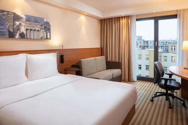 Hampton by Hilton Berlin City West-Room, 1 Queen Bed with Sofa bed, Courtyard View-1