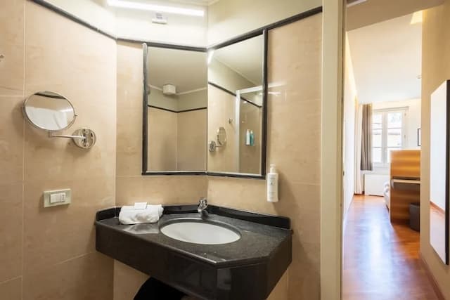 ホテル エンバシー-Double Room with French bed-5