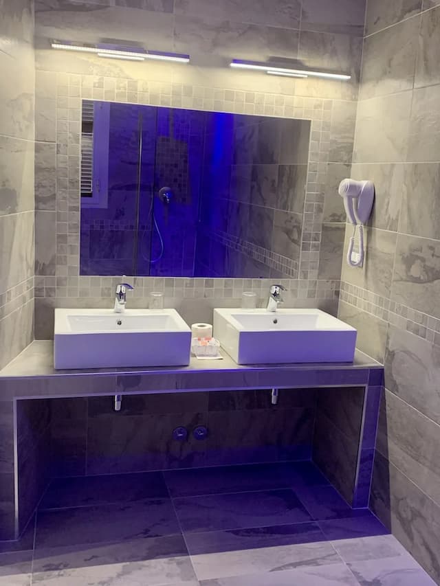 佩特里厄酒店-高級三人房-18