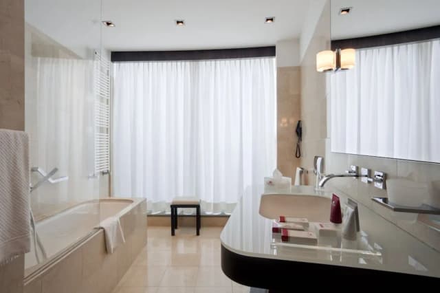 Crowne Plaza Milan City by IHG-Premium Room-6