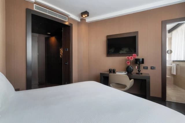 Crowne Plaza Milan City by IHG-Premium Room-9