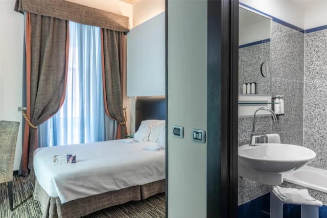 貝斯特韋斯特普拉斯環球飯店-標準客房, 1 張標準雙人床 (Small Room;Bed is French Bed)-1