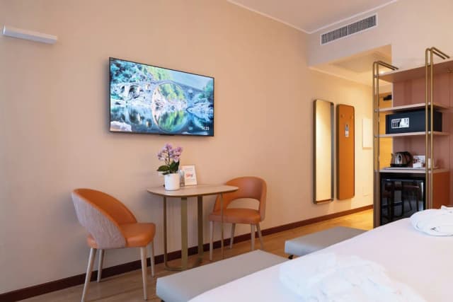 拉菲羅飯店-高級雙人房-1