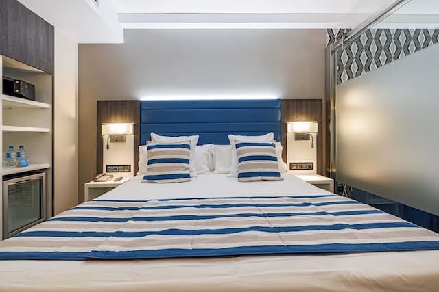 호텔 론다 레셉스-디럭스 쿼드룸-2