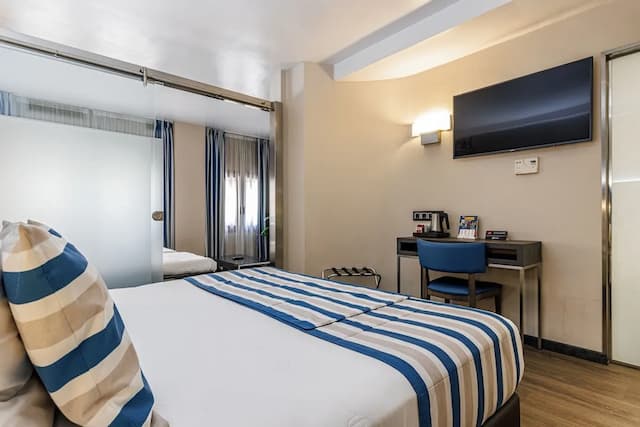 호텔 론다 레셉스-디럭스 쿼드룸-9